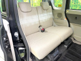 後部座席も気になるようなキズ・汚れやへたり等、大きなダメージはなく、良好な状態です。