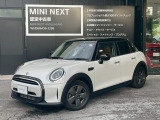 MINI COOPER D 5ドア ナノクホワイト/ブラックルーフが入荷!男女問わず人気の色合いで、シンプルながら上品さのある1台!