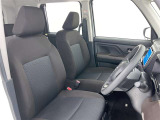 高いホールド性で運転姿勢が安定します。長距離ドライブでも疲れにくいのが魅力です。快適なドライビングライフをお送りください♪