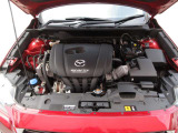 軽快な走りと優れた燃費性能を両立した高効率ガソリンエンジン「SKYACTIV-G」。アクセルに素直に反応するマツダならではの「人馬一体」の走りが楽しめます。隅々まで清掃済みの美しい状態です。