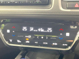 【オートエアコン】一度お好みの温度に設定すれば、車内の温度を検知し風量や温度を自動で調整。暑い&hellip;寒い&hellip;と何度もスイッチ操作をする必要はありません。快適な車内空間には必須の機能ですね♪