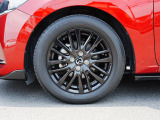 標準装備の純正16インチアルミホイール。タイヤサイズは185/60R16です。