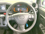 インテリアに合わせたデザインのステアリングは、運転される方のことも考え、運転しやすい形状、大きさです。是非一度、実際に触ってお確かめください。