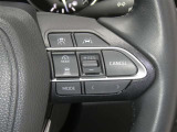 【レーダークルーズコントロール】(全車速追従機能付)付きです。車速に応じて追従支援してくれるので、ロングドライブも快適です。詳細は販売店スタッフまでおたずねください。