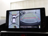 <全方位モニター> 全方位に取り付けられたカメラを合成し表示させることで、まるで上空から車両を見下ろすような画面で見ることができるので、狭い場所での駐車時などに役立ちます。
