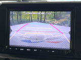 【バックカメラ】駐車時に後方がリアルタイム映像で確認できます。大型商業施設や立体駐車場での駐車時や、夜間のバック時に大活躍!運転スキルに関わらず、今や必須となった装備のひとつです!