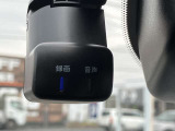 【ドライブレコーダー】走行中の映像を記録します。事故などのトラブル時に確認ができ、証拠映像としても役に立つだけでなく、危険運転などの抑止にも効果があります。