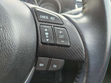 【マツダ・レーダー・クルーズ・コントロール (MRCC)】運転者がアクセルやブレーキを踏まなくても設定した速度での定速走行や先行車との車間距離を一定に保つ追従走行により、運転者の負担を軽減するシステムです。