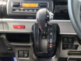 グリップタイプのシフトレバーは操作ミスも少なく安全運転につながります。