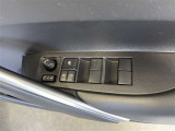 パワーウィンドウスイッチで運転席から全席の窓の開閉ができます♪