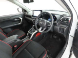シンプルで使いやすいデザインの運転席です。
