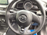 ハンドルに、オーディオリモートコントロールが付いています。運転中もわき見せず操作していただけます。