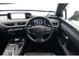 スポーティームード溢れる運転席周りですね。 クイックなドライビングに対応できるよな運転席回りになっています。 ドライブがますます楽しくなりますね!