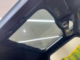 【ガラスルーフ】ガラスルーフ搭載で車内の解放感が一気にアップ!開放的なドライブをお楽しみいただけます。