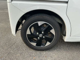 純正アルミホイールを装着しています。安全運転で楽しいドライブを。
