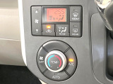 【オートエアコン】一度お好みの温度に設定すれば、車内の温度を検知し風量や温度を自動で調整。暑い&hellip;寒い&hellip;と何度もスイッチ操作をする必要はありません。快適な車内空間には必須の機能ですね♪