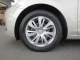 フルホイールキャップ付きタイヤとなっております。タイヤサイズは185/65R15です。