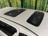 【サンルーフ】開放感たっぷりの希少装備、サンルーフが装着されています!車内に明かりを取り入れたり景色を楽しむ以外にも、車内の空気も簡単に換気できて快適です!
