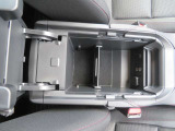 アームレストの蓋を開けると、小物入れとしても利用できます。