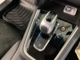 シンプルでとても使いやすいフロアシフトに、パーキングブレーキはフットタイプです。