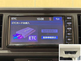 ナビ連動ETC付きです。高速道路料金所での小銭の出し入れや雨天時における窓の開け閉めなどの煩わしさが解消できます。料金所の通過もスムーズで快適ですよ。☆使用履歴表示や音声案内もしてくれます☆