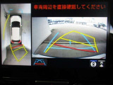 パノラミックビューモニター付きです。車両を上から見たような映像をディスプレイオーディオ画面に表示、運転席からの目線だけでは見にくい、車両周辺の状況をリアルタイムでしっかり確認できます。