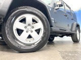 ●純正17インチアルミホイール:輸入車ならではの卓越した走りを支えるホイールと足回りです!日本車の走りに慣れている方にもぜひ体感して頂きたいほど、高いレベルでまとまっています!