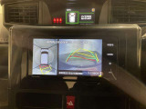 【パノラミックビューモニター】専用のカメラにより、上から見下ろしたような視点で360度車の周囲を確認することができます。