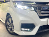 【LEDヘッドライト】悪天候や夜間走行時も良好な視界を確保し安心して運転できる高輝度LEDヘッドライトを装備!点灯速度が早く、消費電力も抑えられています。