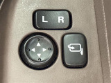 【電動格納ミラー】運転席のスイッチで、ドアミラーの開閉や角度の調整ができます。