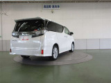 リヤサスペンションは、高級車の定番ダブルウィッシュボーンを採用。優れたコーナリングと乗り心地を実現。