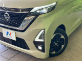 【LEDヘッドライト】悪天候や夜間走行時も良好な視界を確保し安心して運転できる高輝度LEDヘッドライトを装備!点灯速度が早く、消費電力も抑えられています。