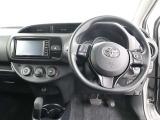 運転席まわりです。シンプルな飽きのこないデザインとなっております。
