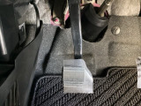 パーキングブレーキはフット式なので運転席と助手席の間はすっきり、移動も楽々です。さっと手が届く位置にATセレクトレバーやエアコンスイッチなどがあり操作性に優れています