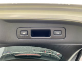 【電動リアゲート】ボタン1つで開閉可能。荷物の積み下ろしもスムーズで、安全・便利に使えます。