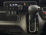 CVT車のセレクトレバーです。低速から高速まで、変速ショックのないスムーズな走りを実現するとともに、エンジン効率のよい領域を維持することで燃費にも貢献します。