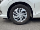 純正ホイールキャップ+スチールホイール、タイヤサイズは185/65R15です。