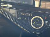 【オートエアコン】一度お好みの温度に設定すれば、車内の温度を検知し風量や温度を自動で調整。暑い&hellip;寒い&hellip;と何度もスイッチ操作をする必要はありません。快適な車内空間には必須の機能ですね♪