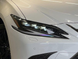 【3眼LEDヘッドライト】スタイリッシュな見た目の3眼LEDヘッドライトを装備♪スタイルだけでなく、夜間の走行も視界良好で安心してお乗りいただけます。
