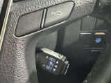クルーズコントロール機能が付いています。 速度を設定するとアクセルを踏まなくても一定の速度で走ることができます。  高速道路ではとても便利な装置なんです。