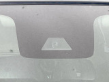 【エマージェンシーブレーキ】走行中に前方の車両等を認識し、衝突しそうな時は警報とブレーキで衝突回避と被害軽減をアシスト。より安全にドライブをお楽しみいただけます。