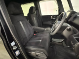 座面も厚みがあり背もたれも高く、広い足元にゆったり座れるシートです。運転席と助手席の間が空いている為、助手席側への移動がスムーズです。交通量の多い道でも助手席側から乗り降りができます。
