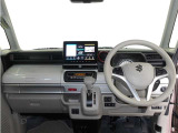シンプルな運転席周りですね。乗っていて落ち着けるデザインです。運転視界も広々!