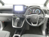 運転席からの視界はこんな感じです☆お気軽にご来店いただき、実際に座って是非お確かめください。ドライバーに寄り添う快適な操作フィールをもたらすステアリングです。