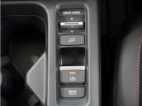 電子制御パーキングブレーキ搭載で指一本で簡単に操作することができます。さらに停車中に、ブレーキペダルを踏み続けなくても、自動的にブレーキを保持する機能である、オートマチックブレーキホールド付きです。