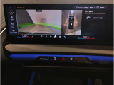 【ⅰドライブナビゲーション】文字情報も鮮明に表示する高解像度カラーディスプレイを採用。視認性に優れた地図デザインと特徴的な建造物を目印にした描写表示で現在位置を把握できます。地図データの更新も可能です