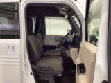 フィット感のあるシート。しっかりと支えてくれるので、長時間の運転を快適にサポートしてくれます。シートヒーター付き!直接体を温てくれるので寒い日の運転も快適です。