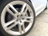●純正19インチアルミホイール:輸入車ならではの卓越した走りを支えるホイールと足回りです!日本車の走りに慣れている方にもぜひ体感して頂きたいほど、高いレベルでまとまっています!