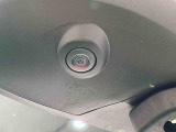 純正ナビゲーションを装着することで狭い道でのすれ違い時に下廻りを映し出す事ができます。他の3つのカメラと連携してパノラマモニターにも対応することが出来ます。