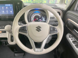 インテリアに合わせたデザインのステアリングは、運転される方のことも考え、運転しやすい形状、大きさです。是非一度、実際に触ってお確かめください。